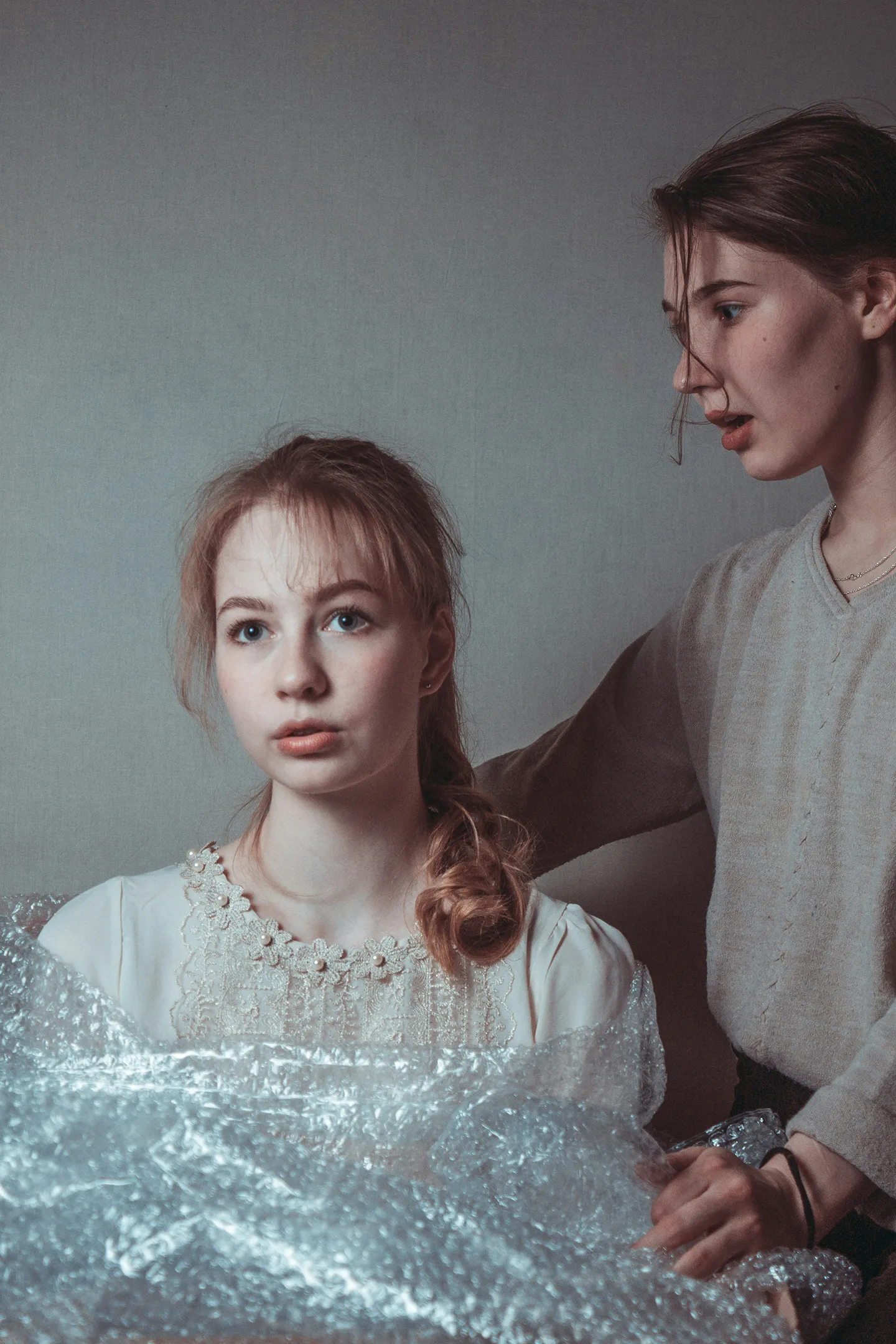 Mutter die versucht mit ihrem Kind zu reden, während das Kind betroffen in die Kamera sieht