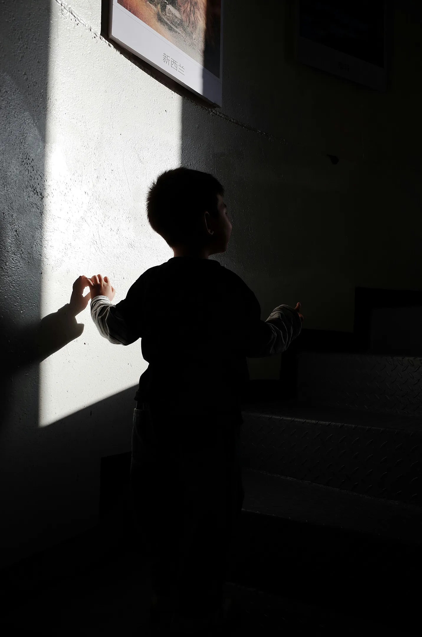 Silhouette eines Kleinkindes, das die Treppe hochgeht